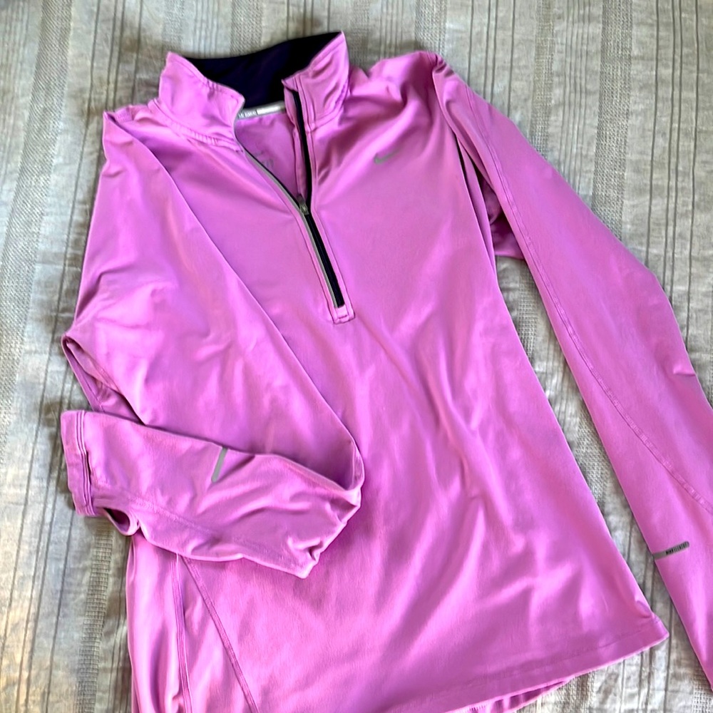Women’s nike medium active top lavender color